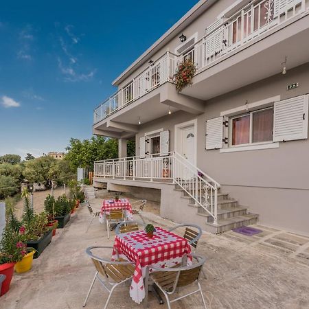 Domus Lukas Apartments Marathiás المظهر الخارجي الصورة
